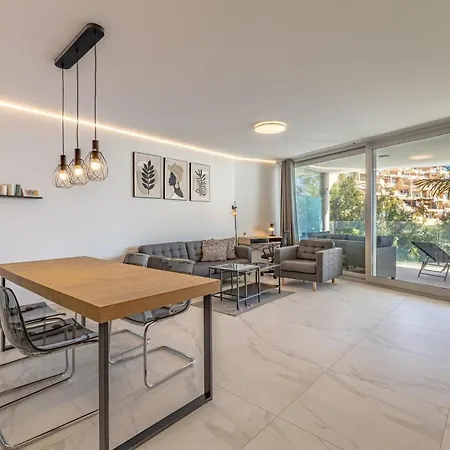 Seaview Splendor 2-br Luxury, Huge Terrace Apartment *