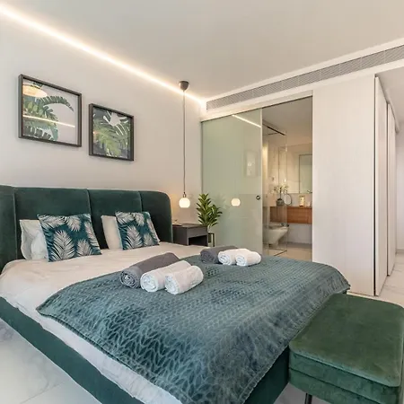 Seaview Splendor 2-br Luxury, Huge Terrace Apartment Fuengirola
